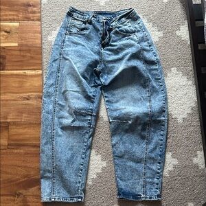 LIKE NEW Barrel Jeans